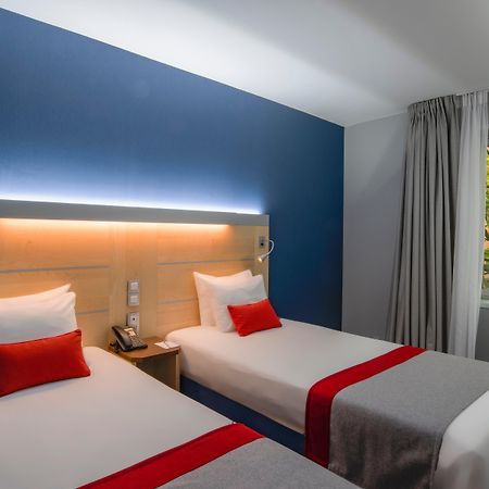 Holiday Inn Express Paris-Canal De La Villette By Ihg Exterior photo