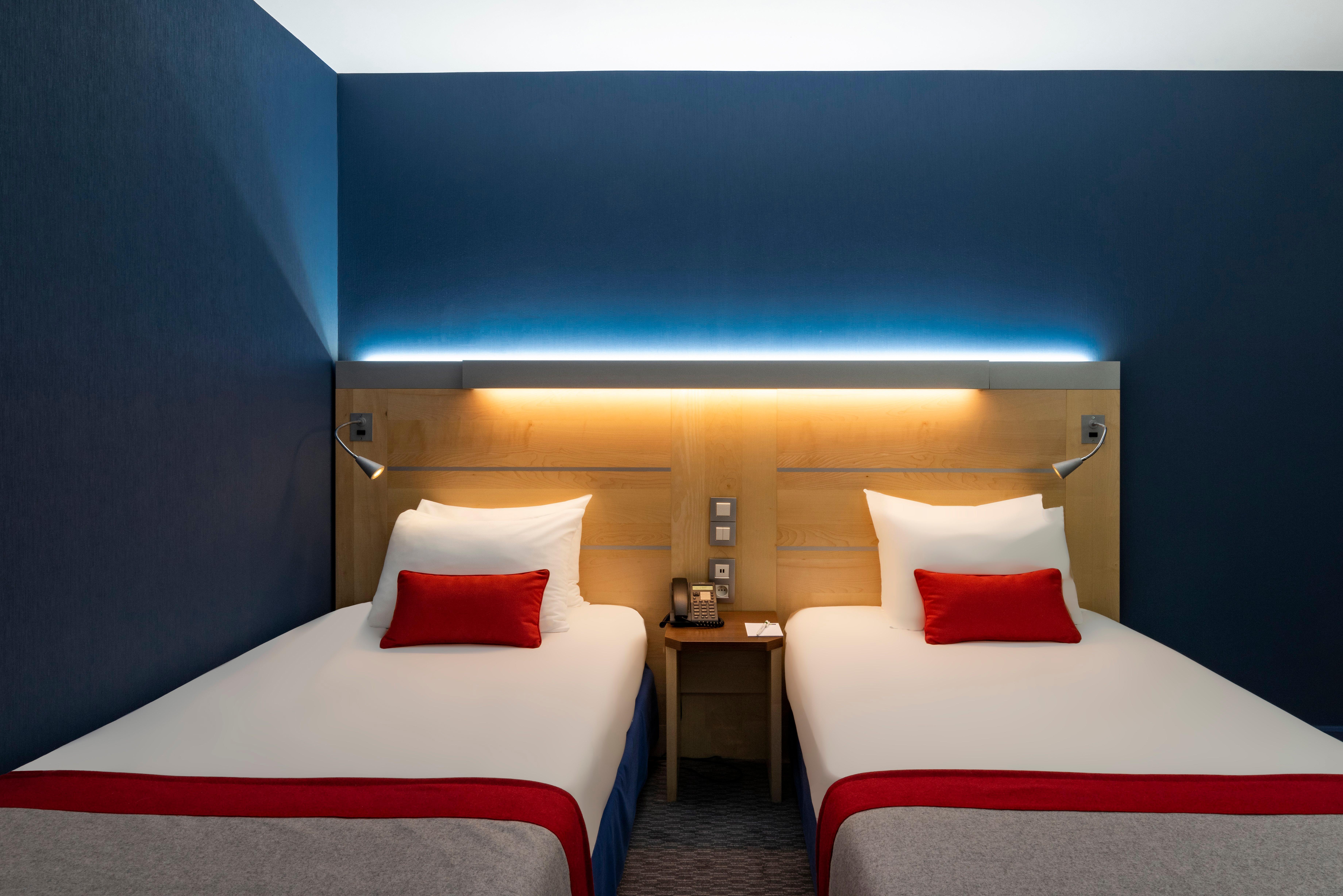 Holiday Inn Express Paris-Canal De La Villette By Ihg Exterior photo