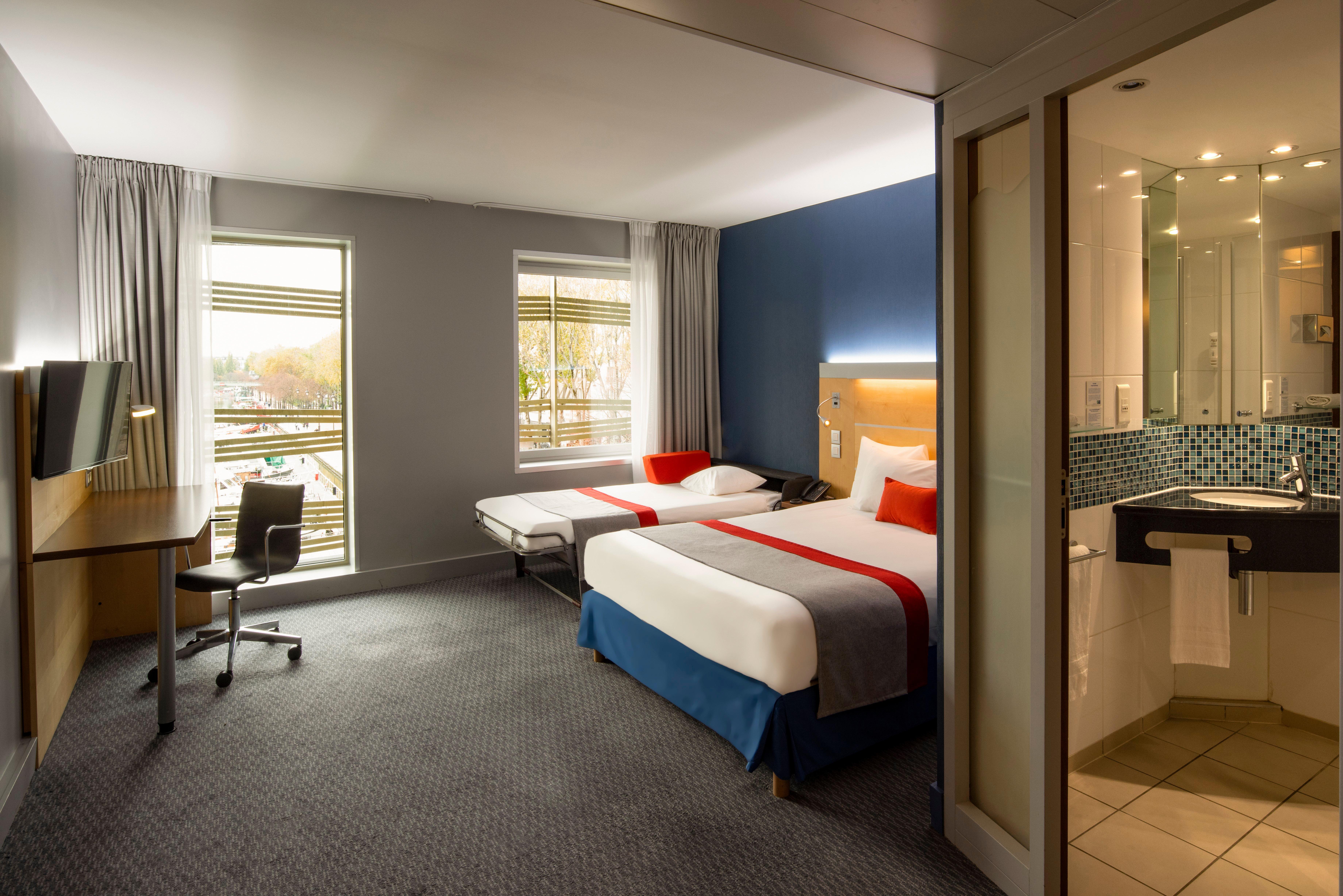 Holiday Inn Express Paris-Canal De La Villette By Ihg Exterior photo