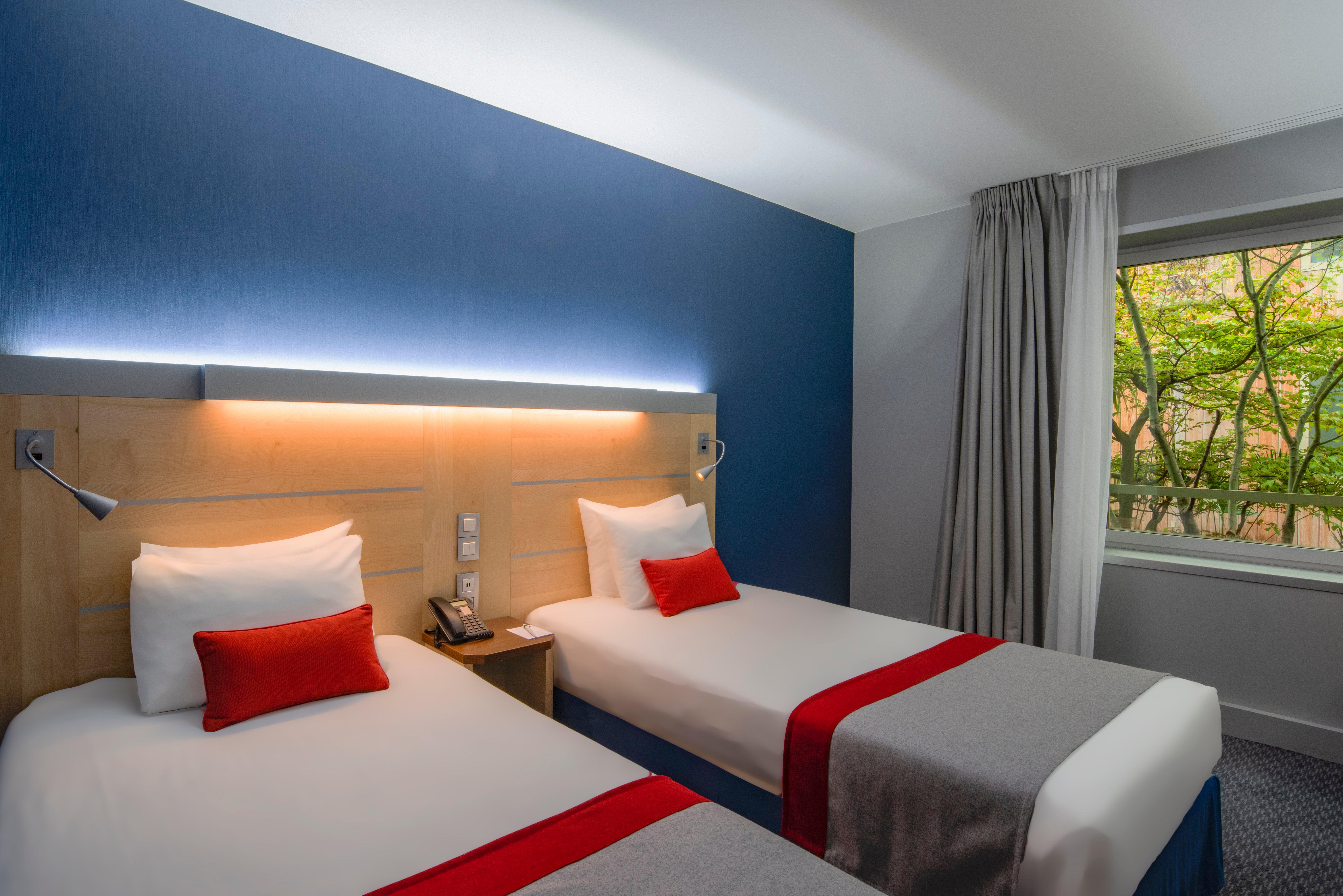 Holiday Inn Express Paris-Canal De La Villette By Ihg Exterior photo