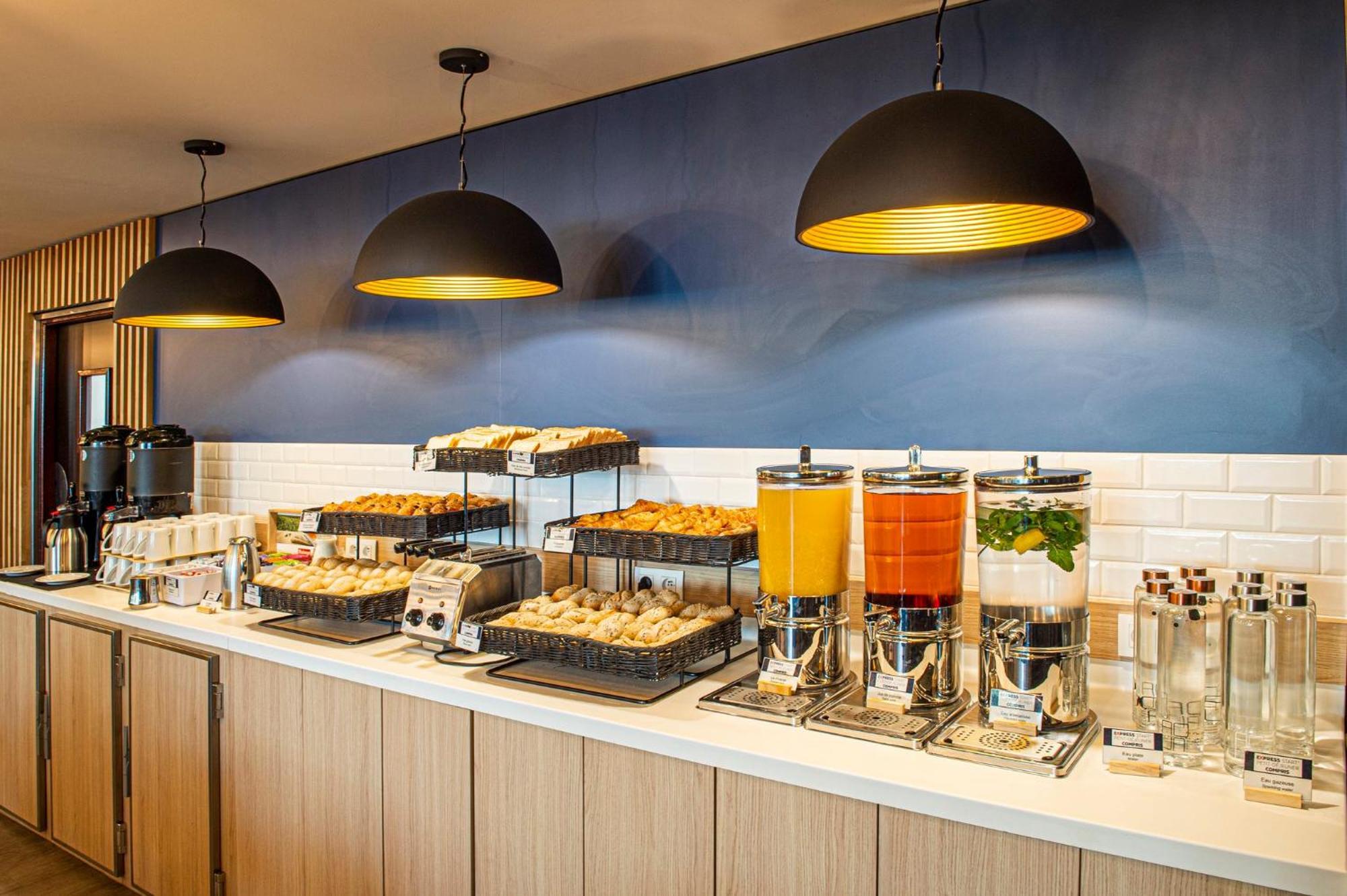 Holiday Inn Express Paris-Canal De La Villette By Ihg Exterior photo