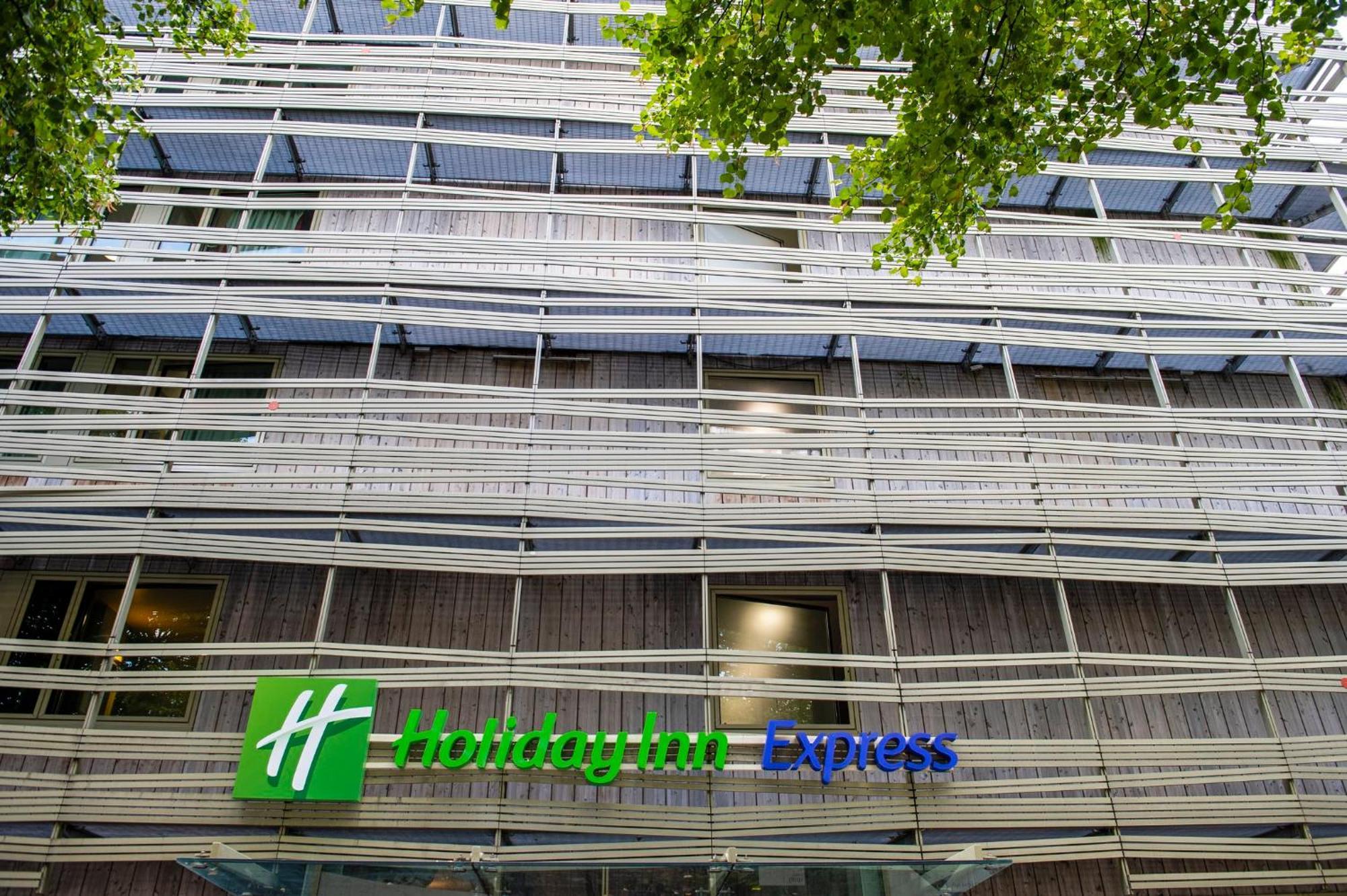 Holiday Inn Express Paris-Canal De La Villette, An Ihg Hotel Exterior photo