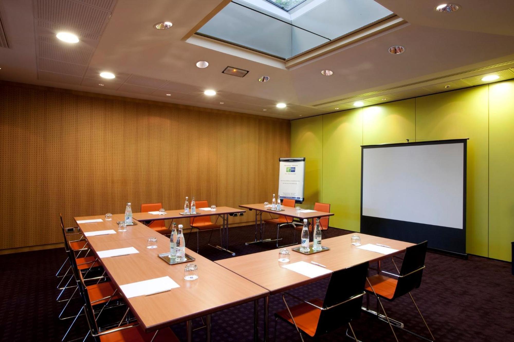 Holiday Inn Express Paris-Canal De La Villette By Ihg Exterior photo