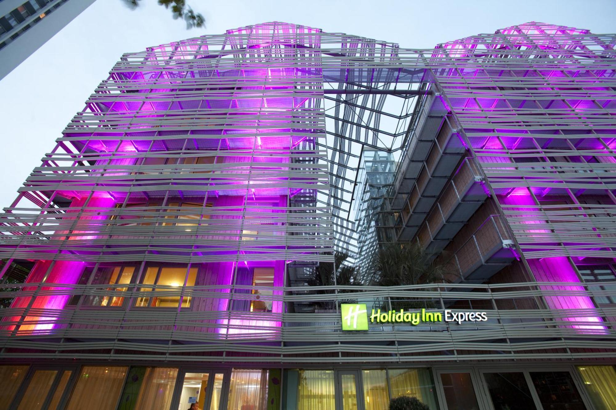 Holiday Inn Express Paris-Canal De La Villette, An Ihg Hotel Exterior photo